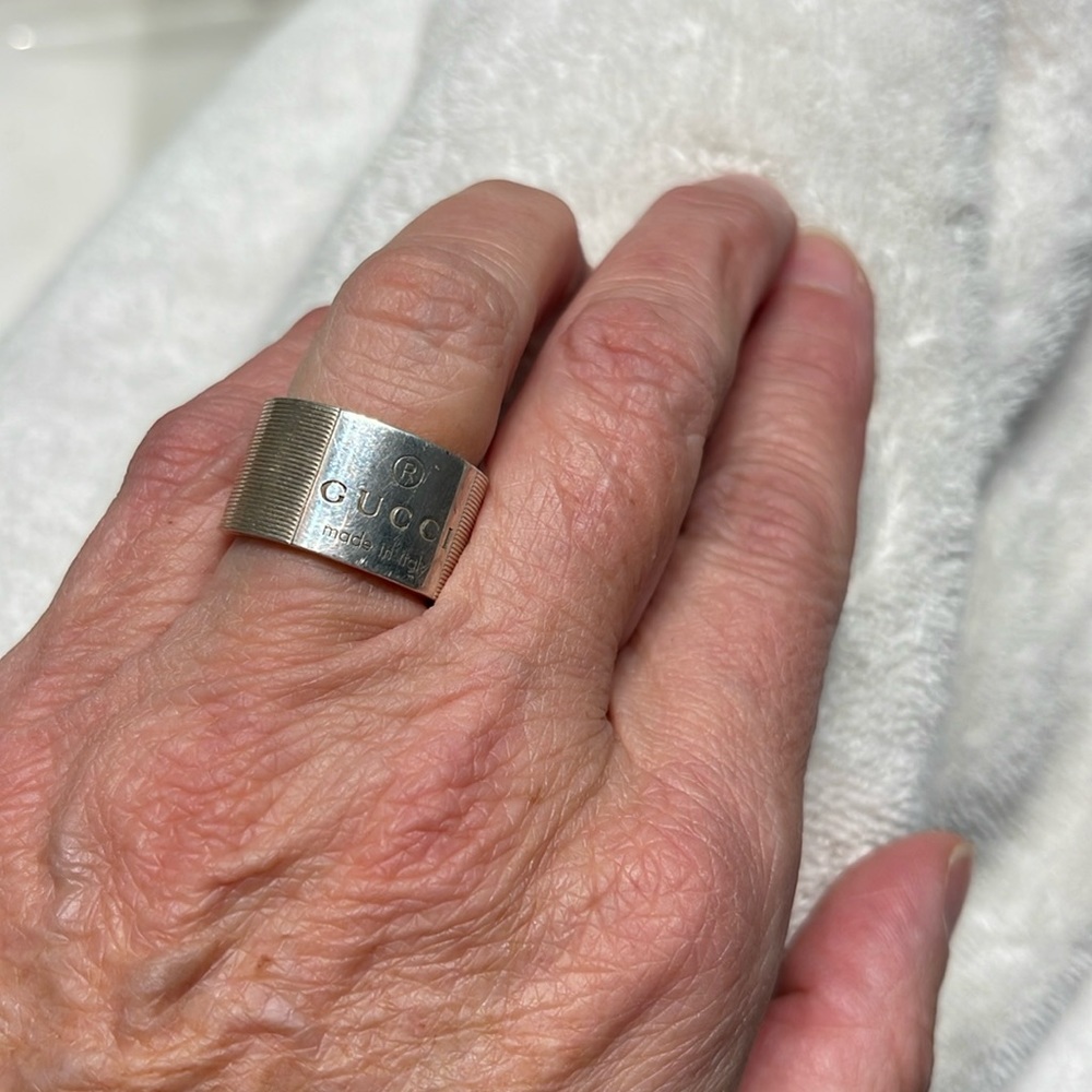 Gucci ribbed silver ring with Gucci stamp